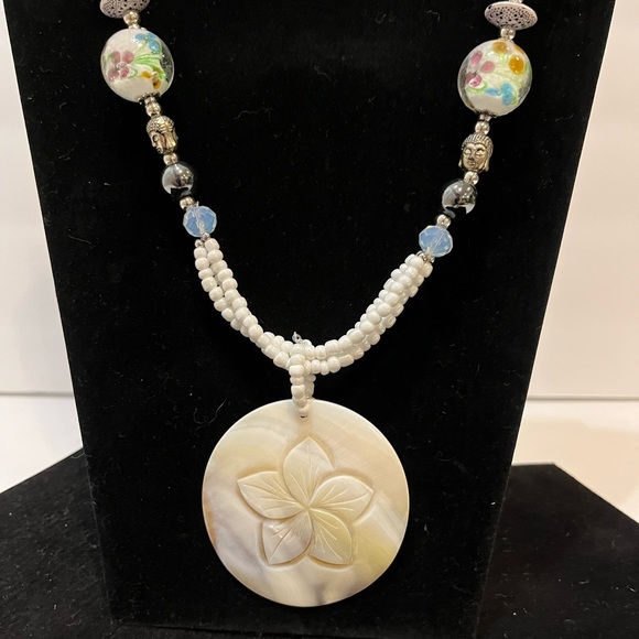 Beautiful mother of pearl necklace - Picture 2 of 5